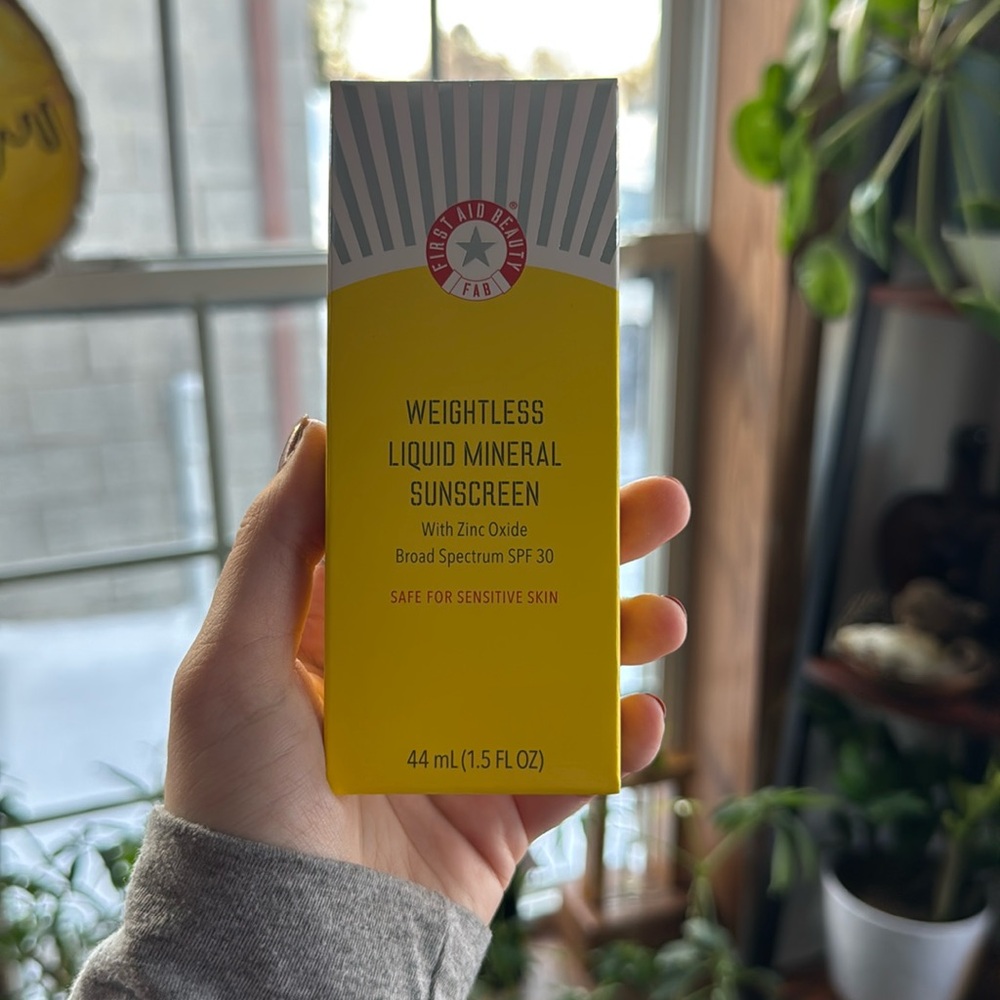 NIB First Aid Beauty Weightless Liquid Mineral Sunscreen